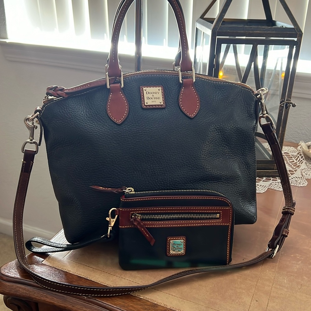 Vintage Dooney and Bourke set satchel/with long strap and matching wristlet